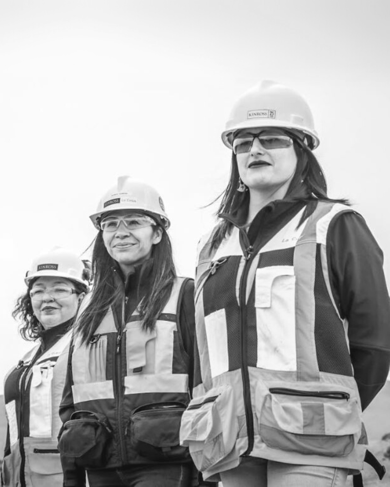 Mujeres profesionales mineras trabajando en equipo